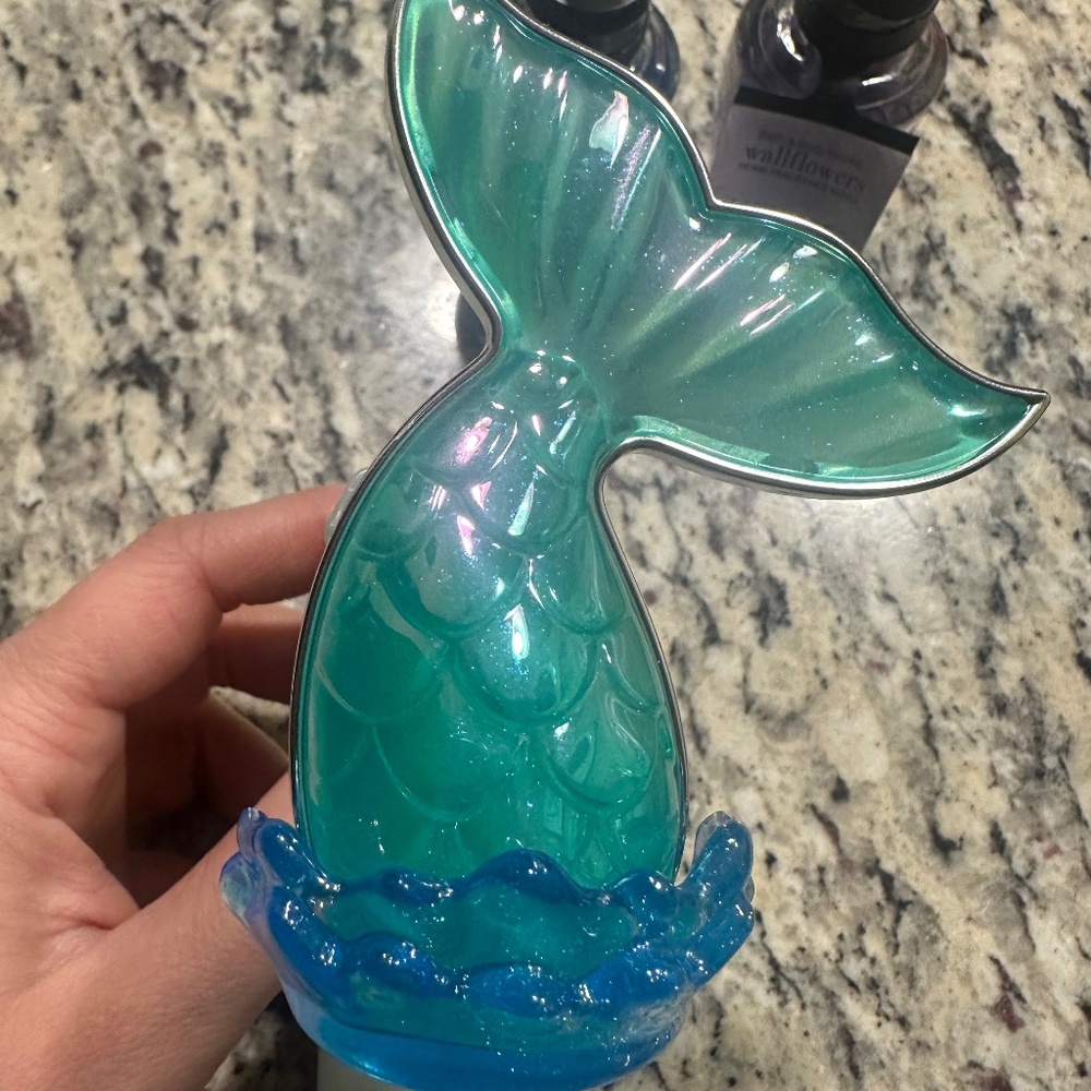 Bath & Body Works Disney Ariel Mermaid Wallflower Plug comes with 2 fragrances